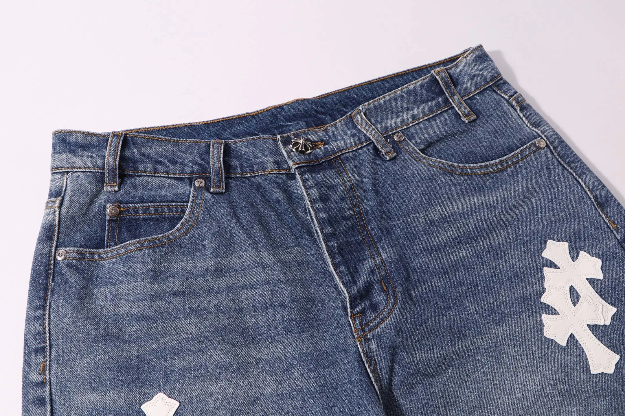 P220 Style number: H23 Croxin & 𝐂𝐡𝐫𝐨𝐦𝐞 𝐇𝐞𝐚𝐫𝐭 ss25 blue trousers, white leather, bootcut button jeans, styles with different wash textures, very friendly to people with thin legs, and the bootcut style perfectly modifies the leg shape The timeless and moderate length makes it easy to match and match. It is the basis for various styles and is a must-have in your wardrobe! The fabric is stiff but also makes the upper body soft without losing texture. The washing process is even more perfect. It is a must-have item for everyone! ! ! Washed wheat, hang tag, pants label, three labels complete Color: blue Size: 28-30-32-34-36